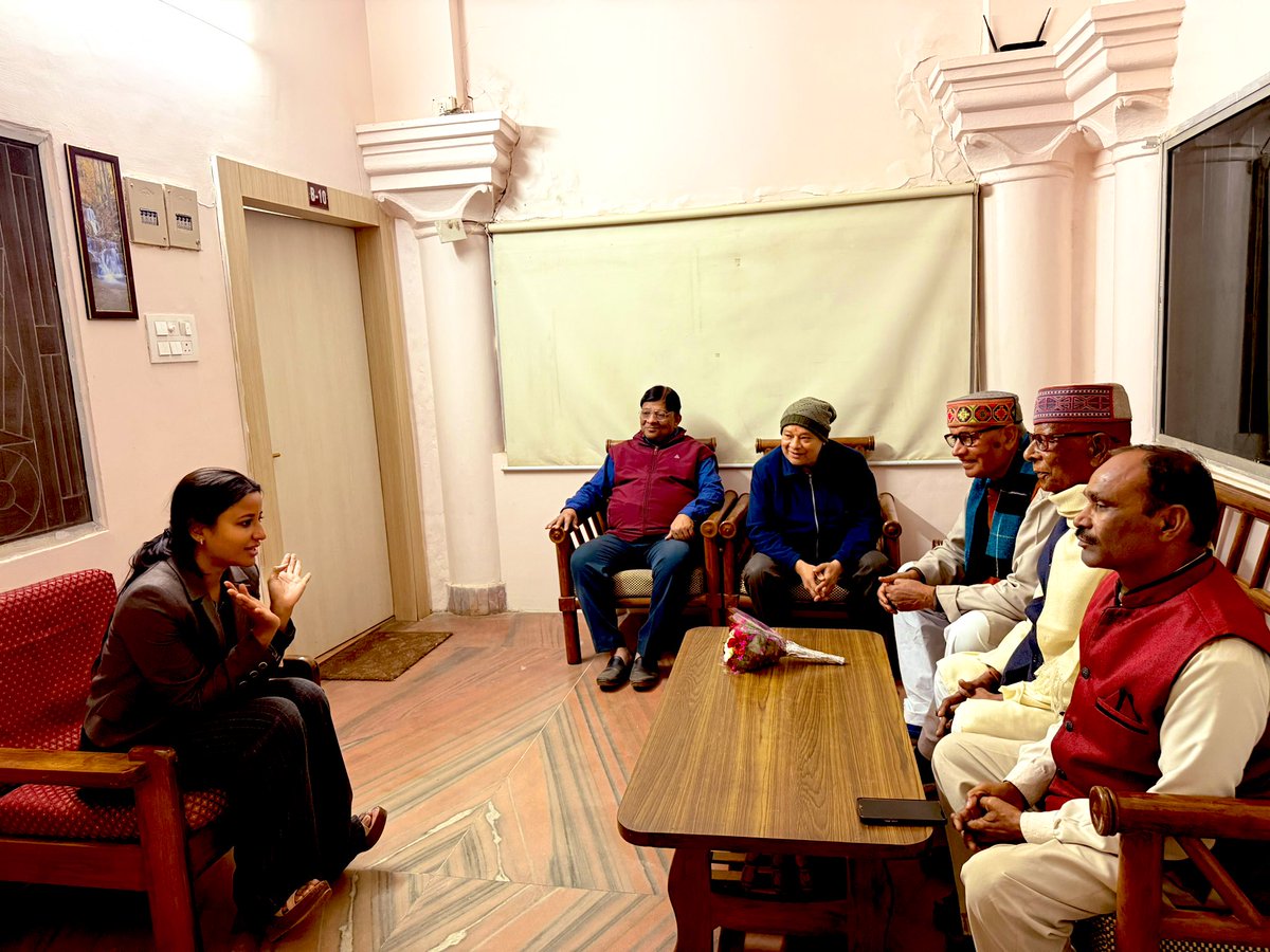 AmbaPrasadINC's tweet photo. 📍देवघर की इस पावन और पुण्य धरा को मेरा कोटि-कोटि नमन।
हर वर्ष की भांति इस वर्ष भी महाशिवरात्रि के शुभ अवसर पर, अपने पूज्य पिता पूर्व मंत्री श्री योगेंद्र साव जी और पूरे परिवार के साथ बाबा बैद्यनाथ का आशीर्वाद लेने बाबा की नगरी देवघर पहुँच चुकी हूँ।
मेरे लिए महाशिवरात्रि का यह पर्व आध्यात्मिक रूप से और भी विशेष है, क्योंकि इसी पावन दिवस मे मेरा जन्म भी हुआ था। बाबा के चरणों में शीश नवाकर झारखंड की खुशहाली और जन-जन की सेवा का संकल्प और भी दृढ़ हो जाता है।
देवघर आगमन पर देवघर जिला कांग्रेस के साथियों के स्नेहपूर्ण स्वागत के लिए आभार। बाबा की नगरी पहुँचते ही कांग्रेस के जिला अध्यक्ष मुकुंद दास जी, OBC जिला अध्यक्ष अर्जुन राउत जी, जिला उपाध्यक्ष रवि गुप्ता जी, नगर कांग्रेस महासचिव सुधीर गुप्ता जी, जिला कांग्रेस कमेटी से मकसूद आलम जी और पूर्व जिला अध्यक्ष प्रो. उदय प्रकाश जी से मुलाकात कर सांगठनिक विषयों पर चर्चा हुई।
कल बाबा की विशेष पूजा-अर्चना कर राज्य की सुख-समृद्धि की कामना करूँगी।
जय बाबा बैद्यनाथ! हर-हर महादेव! 🙏🚩"