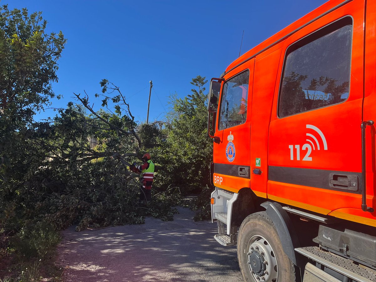PCNaquera's tweet photo. 🚨 Continuamos atendiendo gran cantidad de servicios relacionados con el viento y la #BorrascaOriana, en coordinación con el Centro de Comunicaciones y Control de @BombersValencia 🚒

#Emergencias #FMA #Meteo ⚠️ https://t.co/AGrpEZsnds