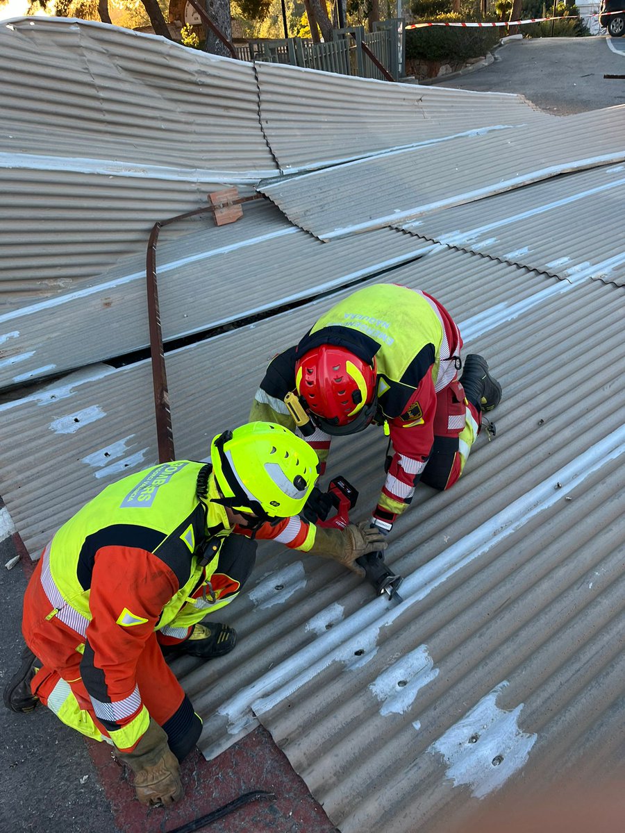 PCNaquera's tweet photo. 🚨 Continuamos atendiendo gran cantidad de servicios relacionados con el viento y la #BorrascaOriana, en coordinación con el Centro de Comunicaciones y Control de @BombersValencia 🚒

#Emergencias #FMA #Meteo ⚠️ https://t.co/AGrpEZsnds