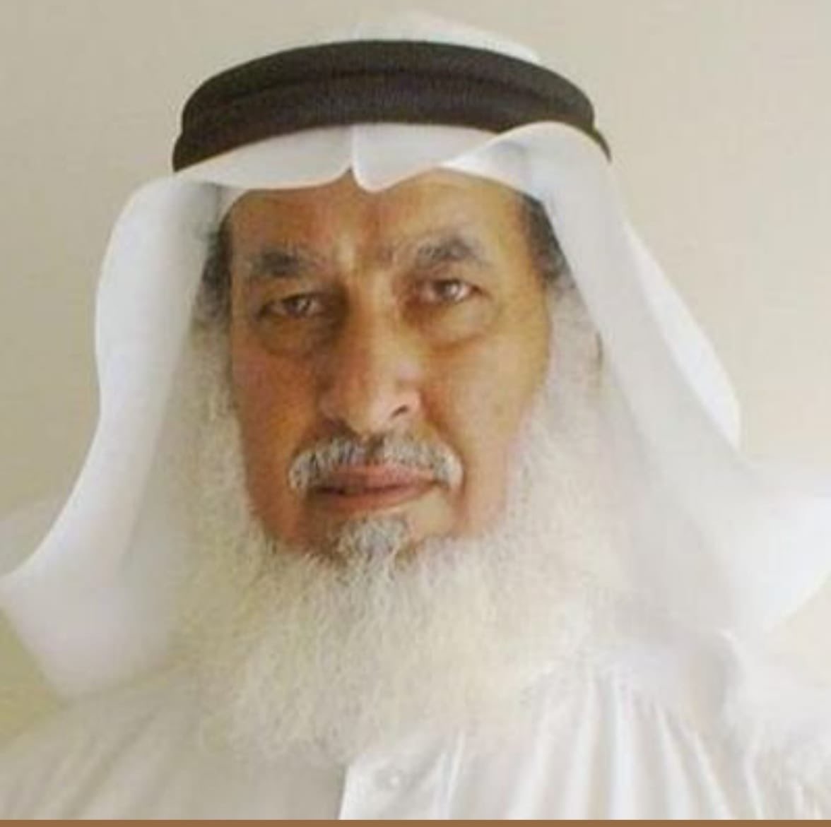 مشاعر رثائية في فقيدنا الغالي الأستاذ #ضيف_الله_ظاهر_الدعيجاء الشراري الله يرحمه ويغففر له

اسبوع مر ، وحزننا فيه عشنـاه
           على المصاب اللي يهز الكيـاني
عز الله ان رجلا عظيـم فقدنـاه
           تاسع عشر شعبان قبل رمضاني
عنا "ابو سلمان" شدت مطايـاه
           غاب وبقت