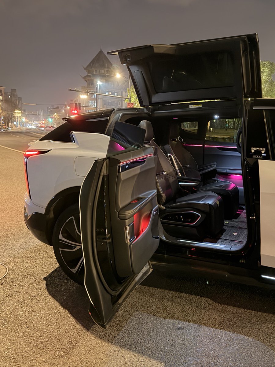 CarGeekDotCom's tweet photo. ドアの開き方がカッコ良すぎる件 https://t.co/brUTINuhOz