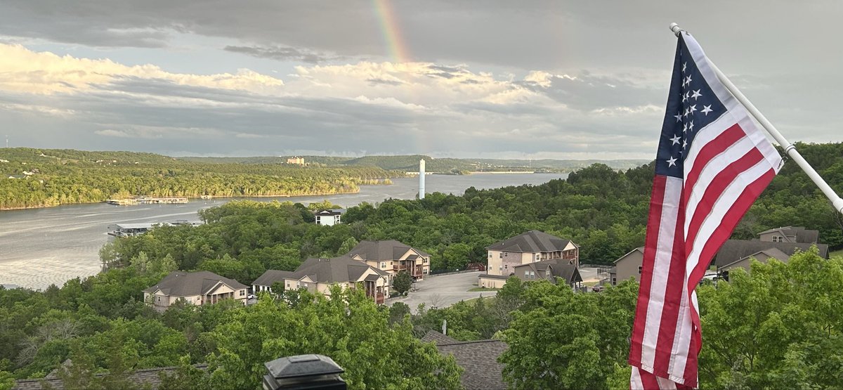 ARsooner01's tweet photo. Kent and Melissa watching from our lake condo on Table Rock Lake. @OUontheAir https://t.co/LfkTIZk6Vm