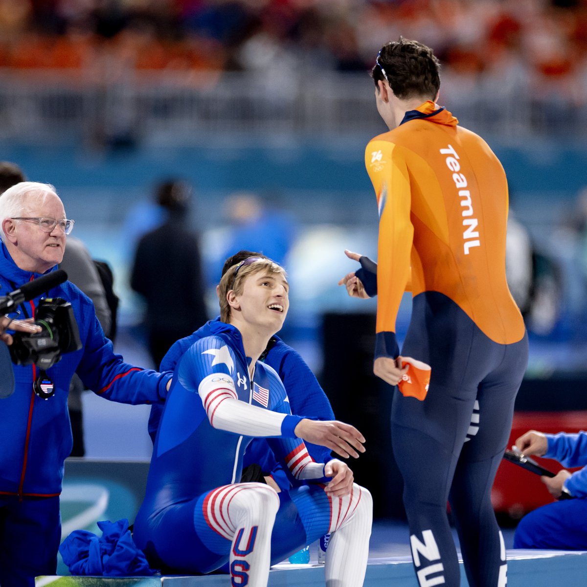 TeamNLtweets's tweet image. Respect 🤝 

Samen kleur gegeven aan de 500 meter 🤩

#TeamNL | #MilanoCortina2026