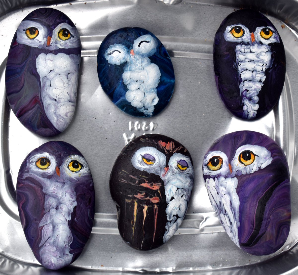 zenbreeze's tweet photo. Got a batch of owl painted rocks done. After varnishing, I'll be setting them various places for people to find here in Corvallis, Oregon. #corvallisoregon #paintedrocks #rockpainting #kindnessrocks #owls #birds #Collectibles https://t.co/oEao6pHeuN