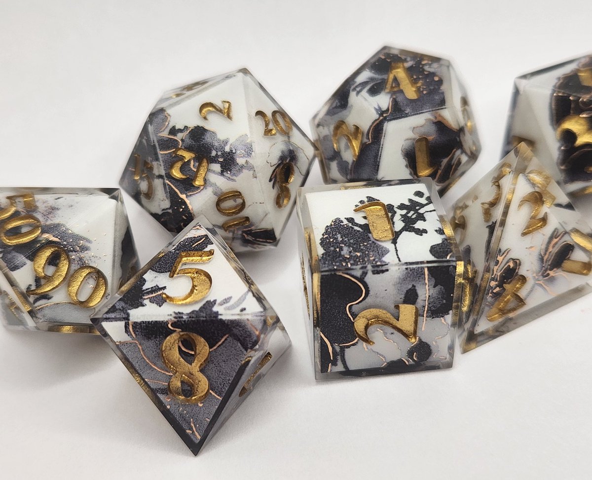 Shop has been updated!  A few new sets weren't ready but I do have some old favorites c: 
#dnd #ttrpg #handmadedice #dice #dungeonsanddragons
etsy.com/shop/SinnamonR…