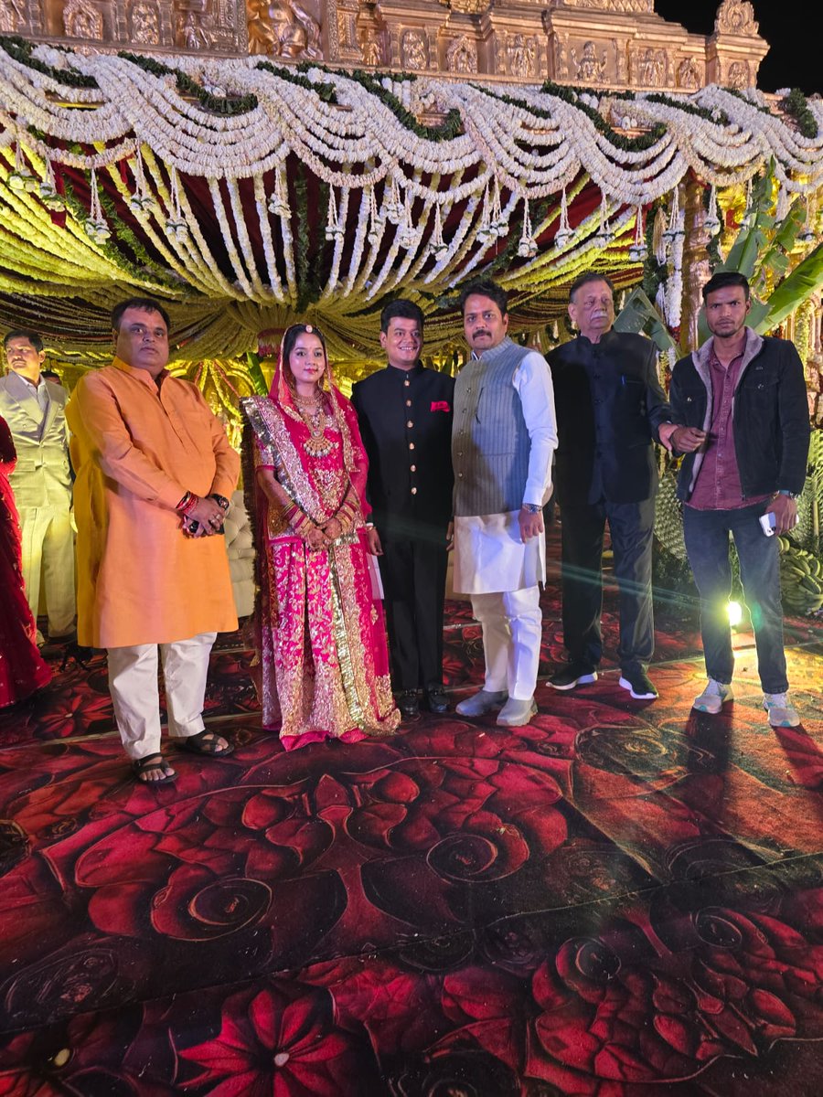 vaibhavpawarmp's tweet photo. आज मध्यप्रदेश सरकार के ऊर्जा मंत्री श्री प्रद्युमन सिंह तोमर जी के सुपुत्र श्री रिपुदमन सिंह तोमर जी के विवाह समारोह में शामिल हुआ और परिवारजन से भेट कर मंगल शुभकामनाएं प्रेषित की। 

@PradhumanGwl https://t.co/6X4LHlwJwJ