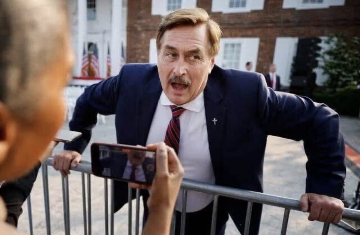 🚨🚨BREAKING🚨🚨

More MAGA corruption. 

You know Mike Lindell? The “My Pillow” guy that was sued into bankruptcy and is now running for Governor of Minnesota? 

Well guess what he was doing with his election funds? 

BUYING HIS OWN BOOK! 

He has spent nearly $200,000 in