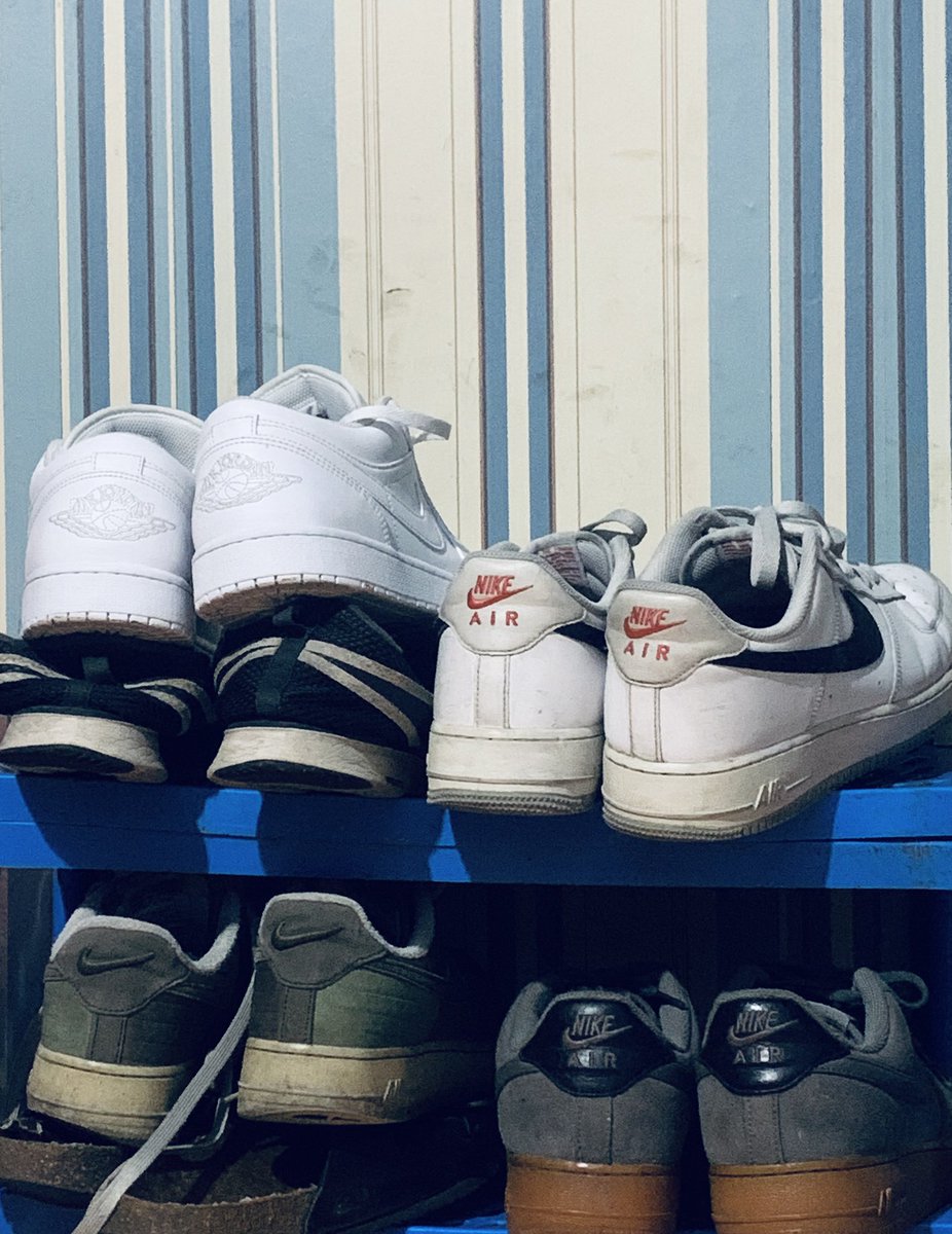 Kayanya perlu rak sepatu yg proper deh, ini baru aja menyangga beban sepatunya, gmn orangnya ga si?🌚😭