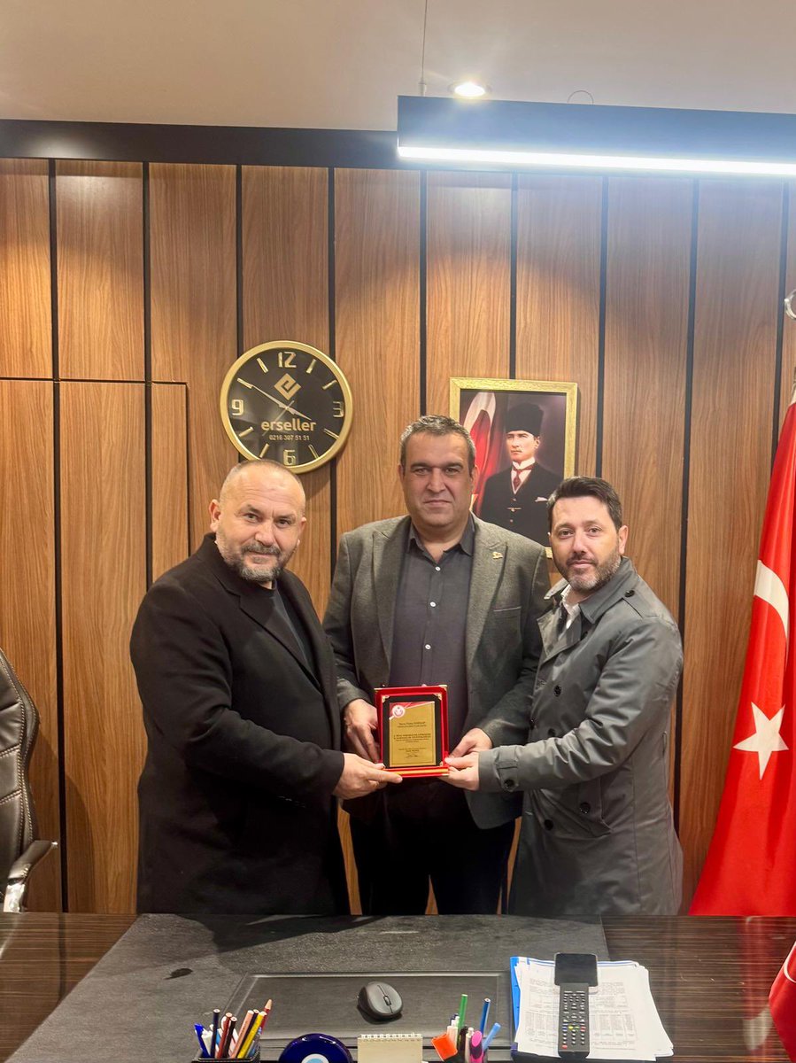 pendiksivasder's tweet photo. Festivalimizin sponsorlarından, hemşerimiz Erkan Narsap’ı ziyaret ettik.Festivalimiz süresince Derneğimize vermiş olduğu destek ve emeklerinden dolayı kendisine Teşekkür Plaketimizi takdim ettik.Kıymetli destekleri için kendisine gönülden teşekkür ediyor, hayırlı işler diliyoruz. https://t.co/kVLSvYIM0x