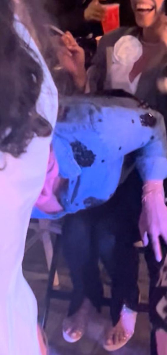 luzelenachavez8's tweet image. Mientras el asesino serial del Bosque de Nativitas sigue asesinando perritos, la alcalde de Xochimilco @CamachoCirce tiene cinco patrullas con 2 policias cada una cuidando su domicilio.
La señora sale cada mañana en un Jeep Rubicón negro con un valor de alrededor de millón y