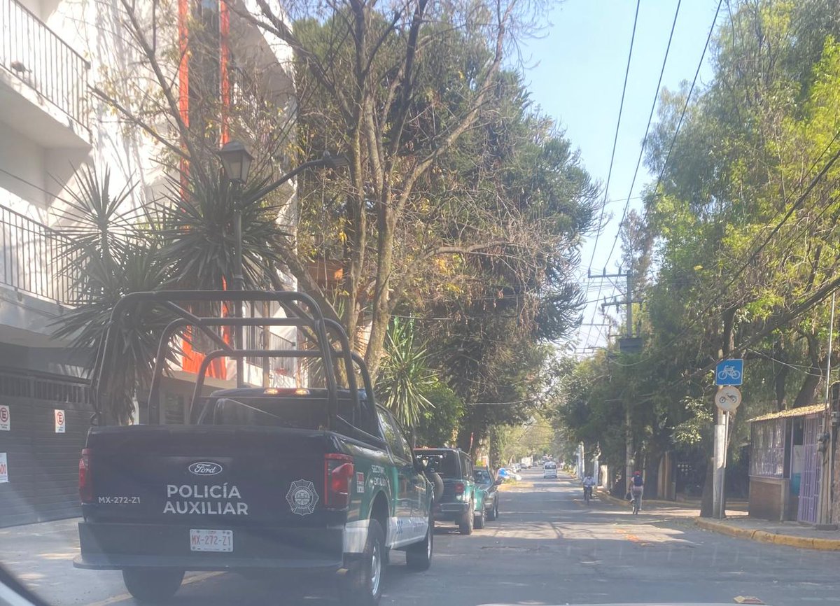 luzelenachavez8's tweet image. Mientras el asesino serial del Bosque de Nativitas sigue asesinando perritos, la alcalde de Xochimilco @CamachoCirce tiene cinco patrullas con 2 policias cada una cuidando su domicilio.
La señora sale cada mañana en un Jeep Rubicón negro con un valor de alrededor de millón y