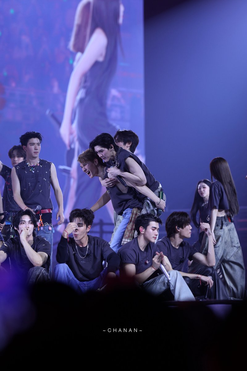 1 ภาพ 1,000 เหตุการณ์ 🤔

#RISERCONCERTD2