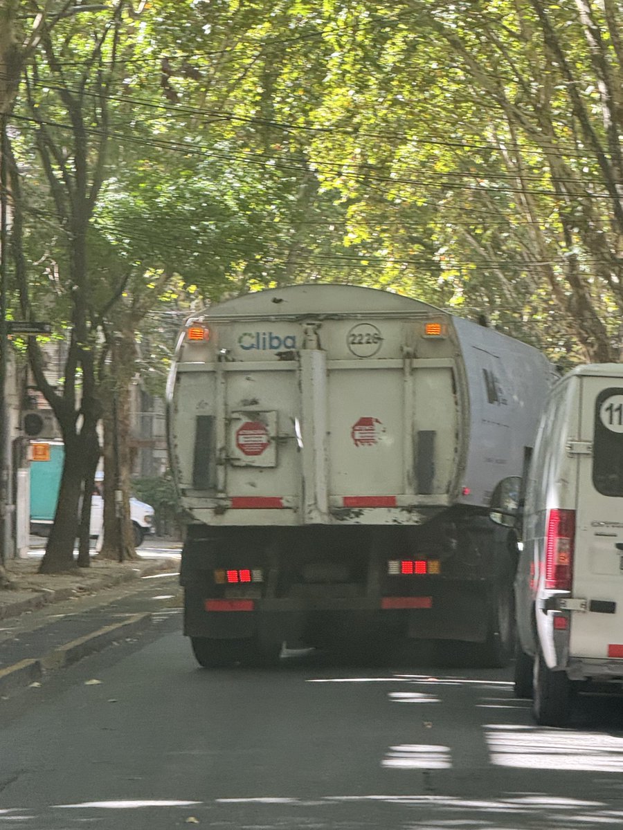 jrgklnff's tweet photo. @ibaistrocchi 
Este camión a las chapas y sin parar en las esquinas x calle Guatemala y Fitz Roy https://t.co/gCkP8c6966