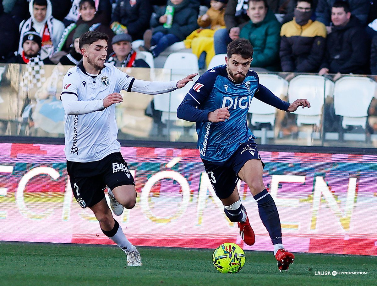 Yo sigo viendo a Álvaro García Pascual muy por encima de sus compañeros en términos de actitud, calidad y entendimiento de lo que necesita el equipo en cada momento del partido. El malagueño las pide todas, y las suele ganar todas. Incluso se enfada si el equipo regala el balón.