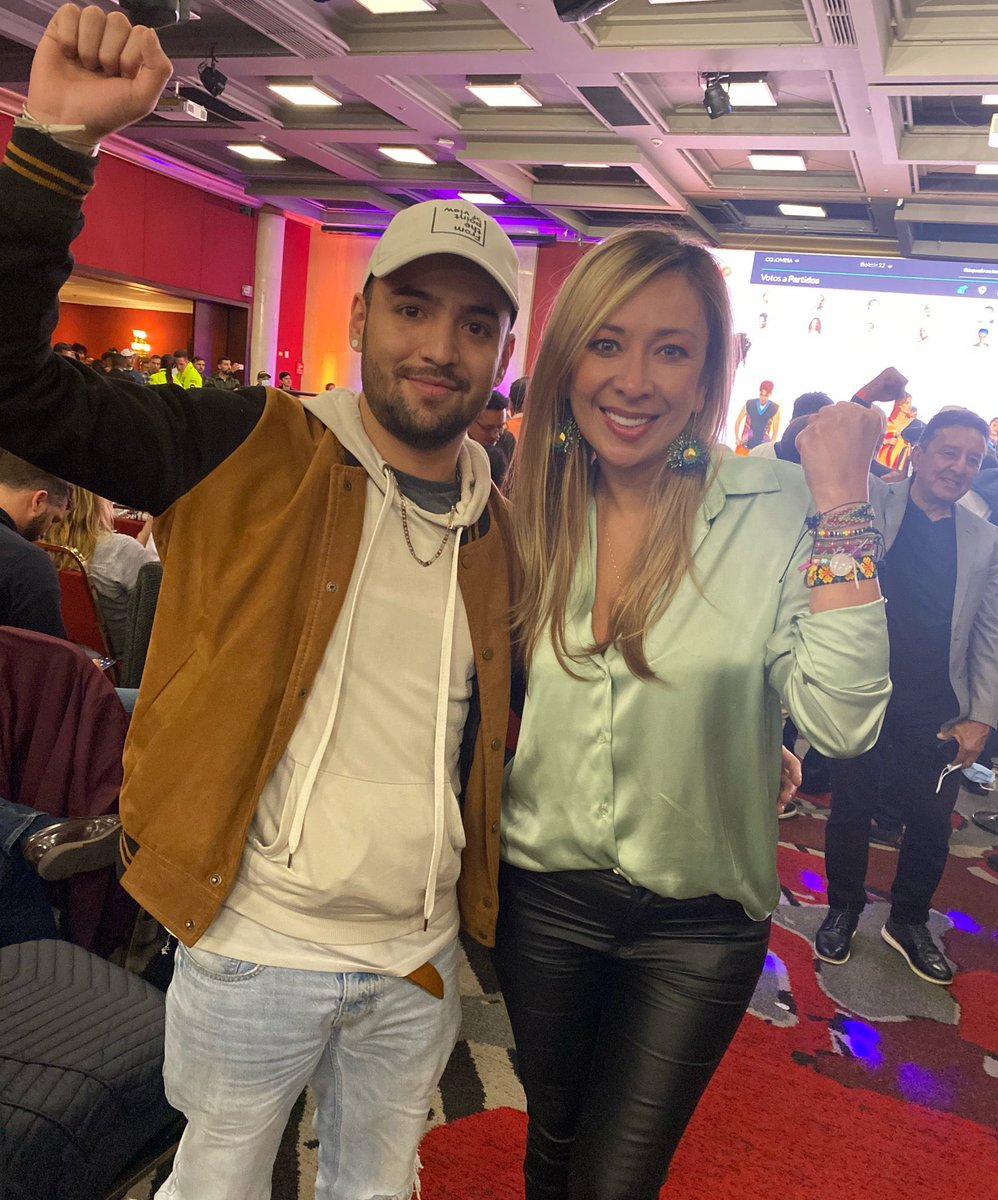 Yo no sabía que había que tener títulos para decirle a usted que es una VENDIDA, señora <a href="/KatheMirandaP/">Katherine Miranda🌻VERDE 2</a>. 

Qué asco el día que me tome esta foto con usted, se paseaba por el Salón Rojo del Hotel Tequendama en plena campaña de Petro buscando voticos y apoyo de esos “bodegueros” que