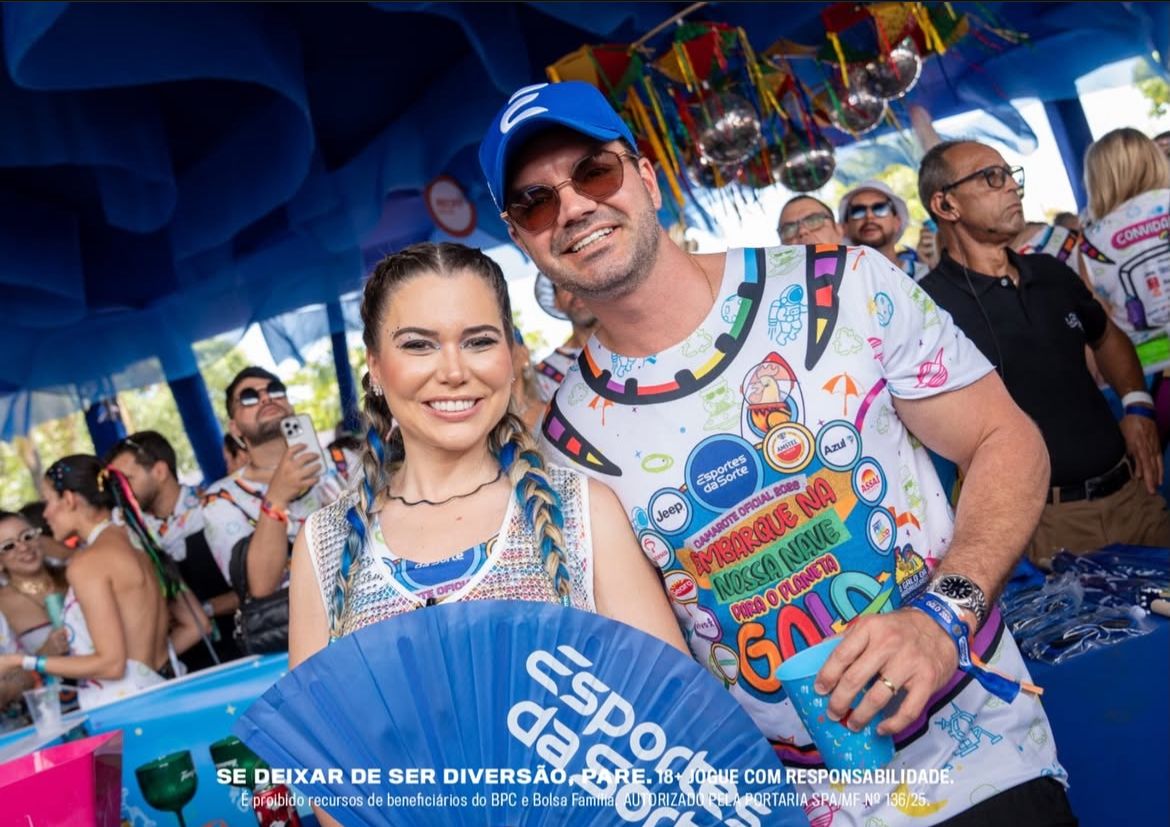 EsportesDaSorte's tweet photo. Nem o @Carlinhosmaiaof resistiu ao maior bloco do mundo... O Galo da madrugada começou cheio de cor e com aquela energia que só ele tem.

#DuvidoVocêNãoSeDivertir #JogueComResponsabilidade 18+  #CarnavalDaSorte #Recife #galodamadrugada