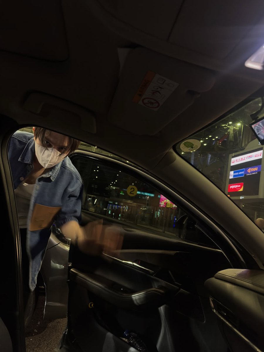 est's post felt like a gentle reminder that we don't see everything and we're not meant to.

they share what they want, when they want, as much as they want. the distance, the closeness, the depth… it's all in their hands.

who knows how many times they've met, gone on small