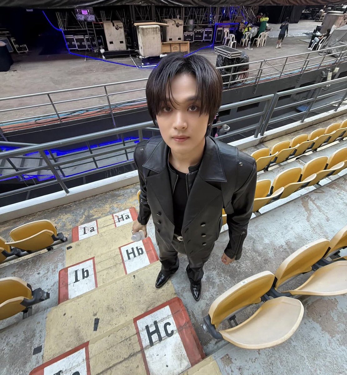 เพิ่งสังเกต ตรงที่แฮชานยืน เป้นแถว HC หรือเปล่าเนี่ย กิ้ดดดด HC = Haechan 5555555555555