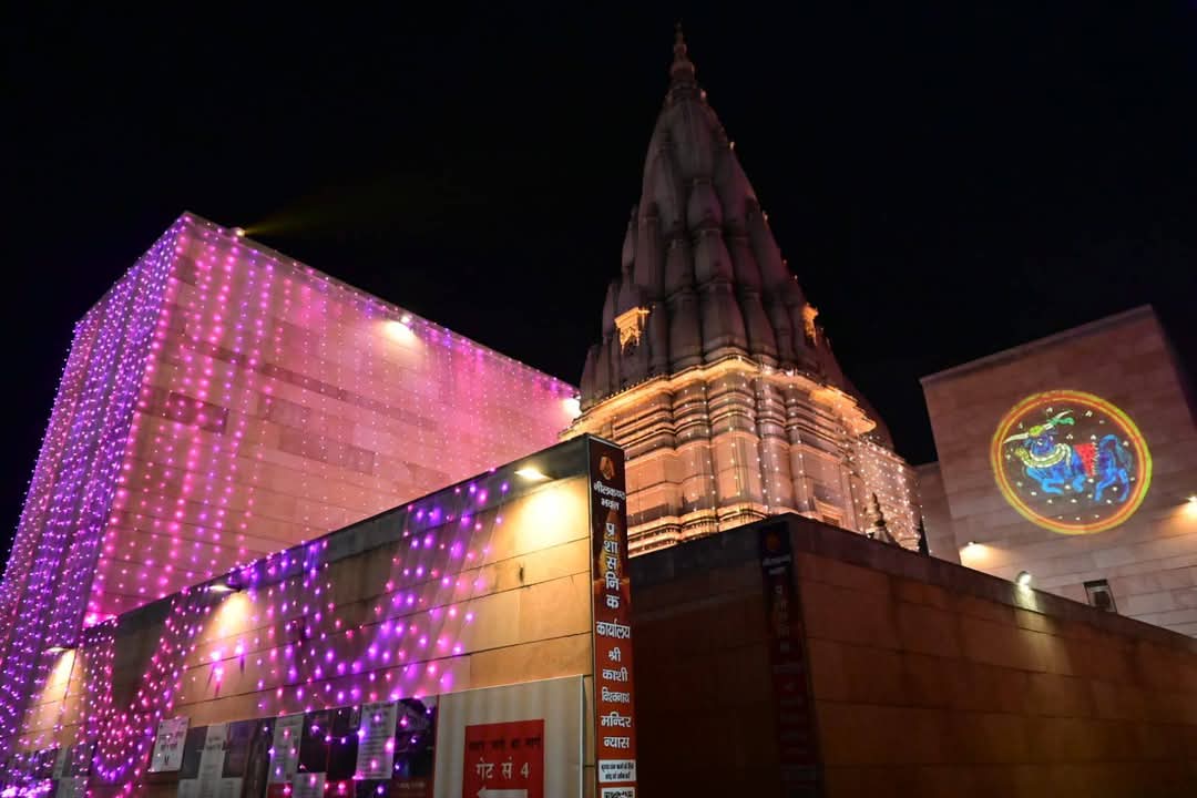 Namamigangesf's tweet photo. महाशिवरात्रि के पूर्व संध्या पर ऐसा दिखा श्रीकाशी विश्वनाथ धाम.. https://t.co/5qKIhsaXtc