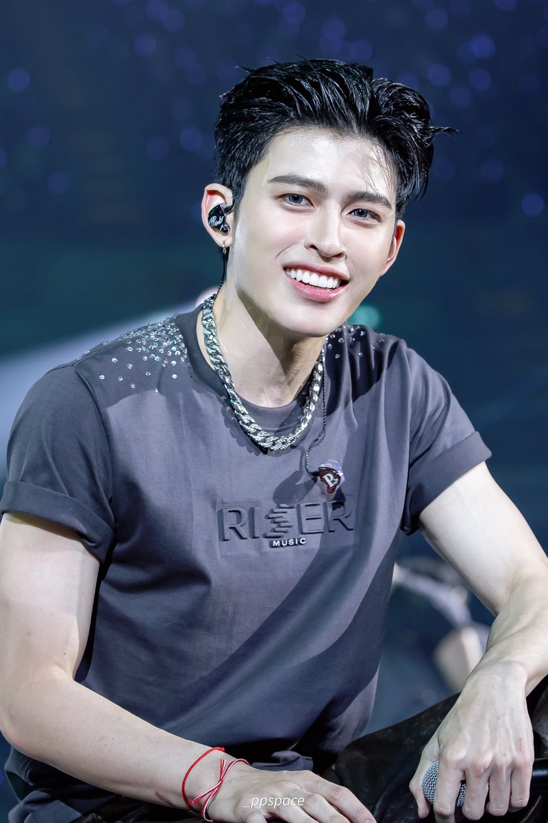 จังหวะที่มานั่งใกล้ๆพอดี โหหหห เรืองแสงมากค่ะพ่อคุณ 😭🤏🏻

JASPER 2ND RISENSHINE
#RISERCONCERTD2