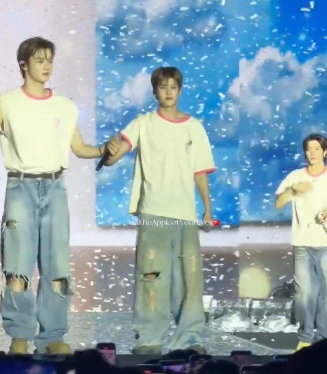 시간이 지나도 소히 왼쪽엔 성찬이가 잇다는 거랑 소희 옷이 한쪽으로 쏠려있다는 게 너무너무 웃긔다