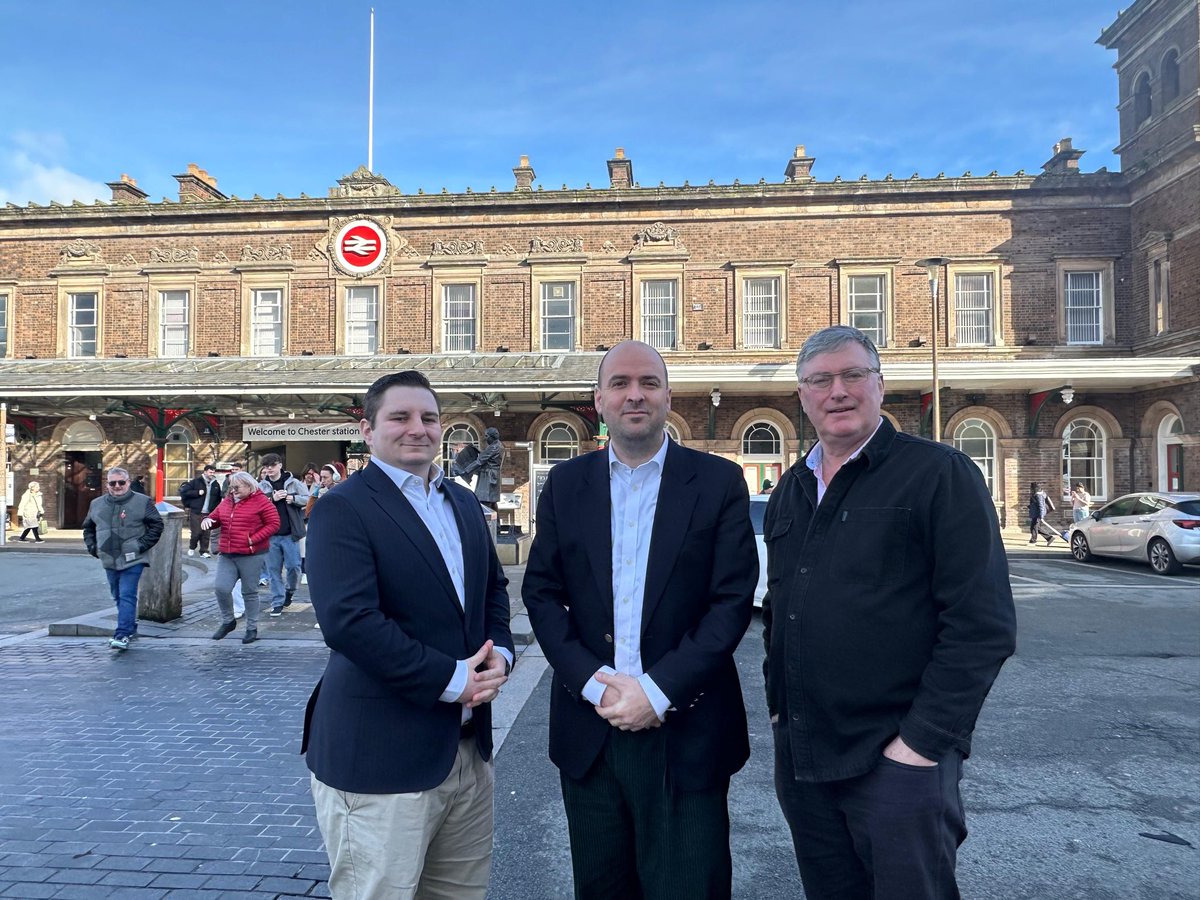 RicHolden's tweet photo. Good to stop off in #Chester to speak about all things transport ahead of elections next year in #CheshireandWarrington with Cllr @DanMarr14 & @CllrMikeJones 

Some superb ideas coming through to deal with potholes, and improve local trains, buses and roads too

Look forward to hitting some doors with our great candidate @BackBen4Mayor soon too!