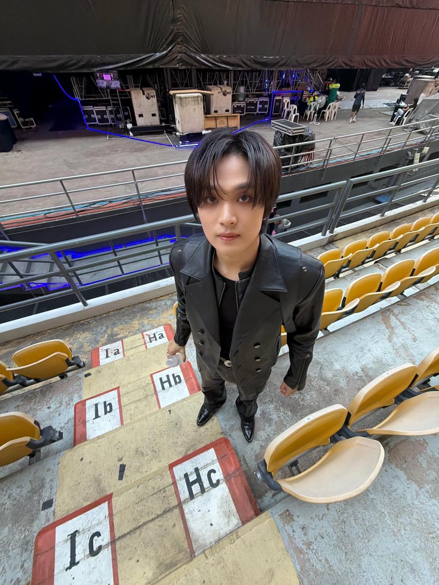 너진짜어뜨케이러케귀여울수있어
바닥에 hc 써 있다고 그 옆에 띨롱 서서 하