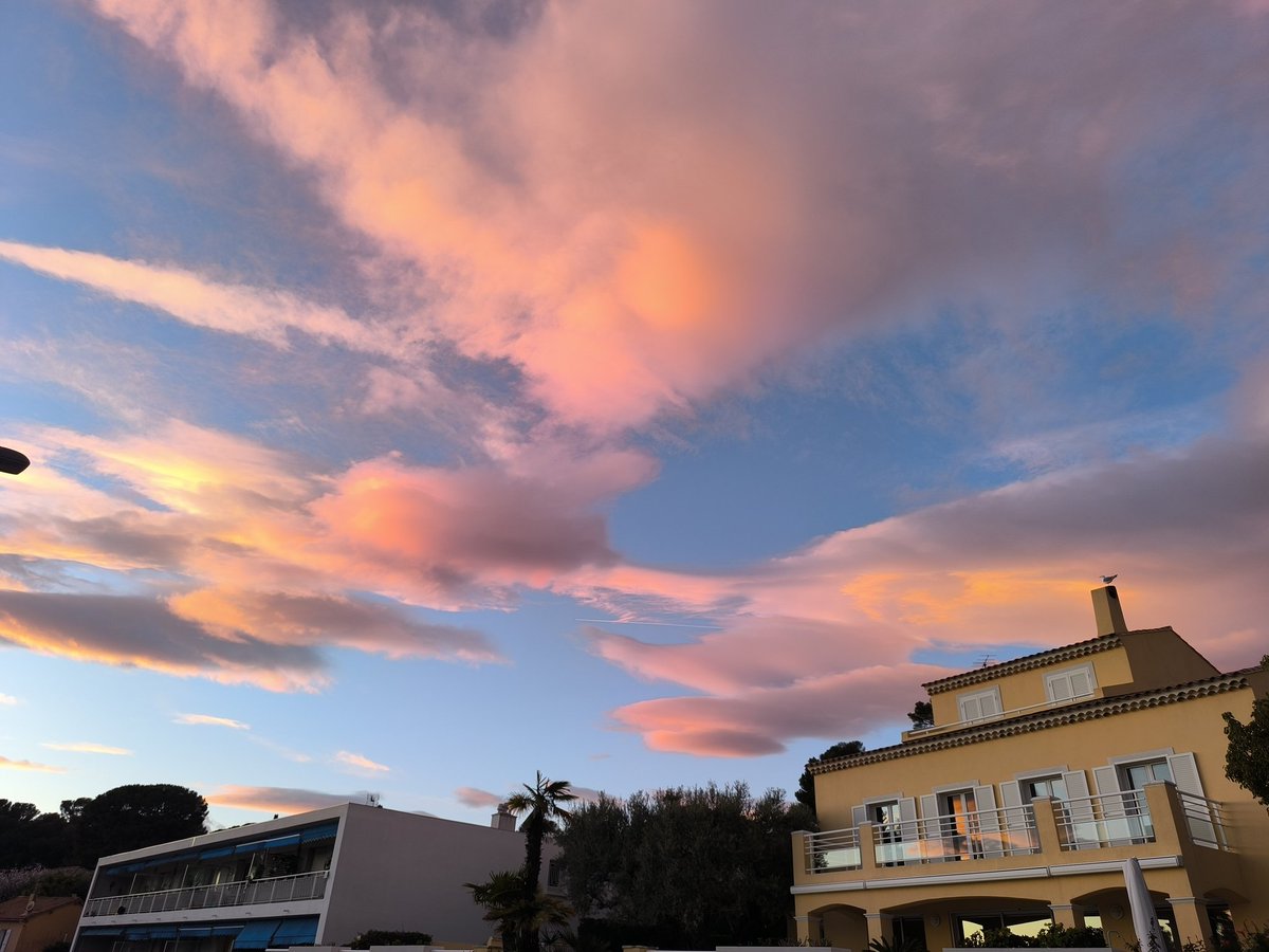 Juste après le coucher !
Enfin un peu de répit, le vent va remplacer la pluie !🌬️🌬️🌬️🌄🌄🌄🔥🔥🔥
#cotedazurfrance
#HappyValentinesDay
#sunset