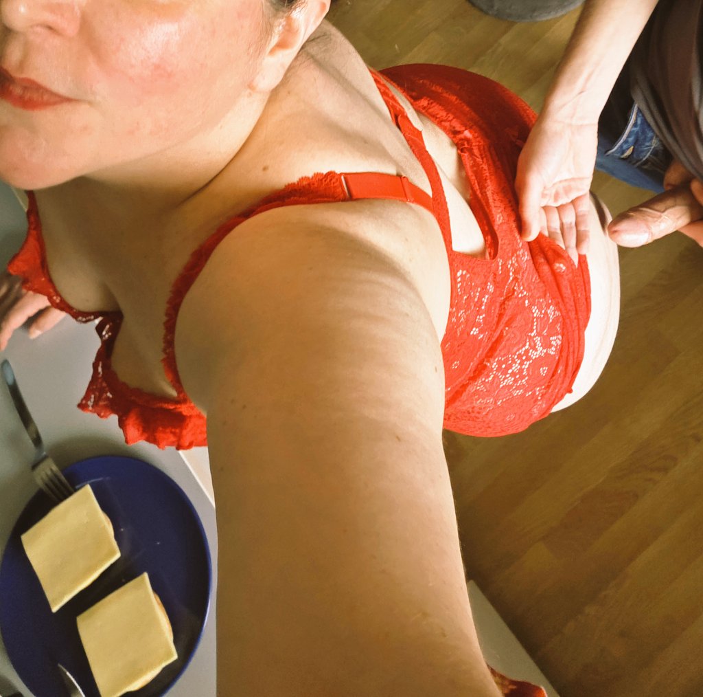 Quand je cuisine...bon #SamediDick mes petits cochons 😈 Vous aussi vous faites ça? 😋
Rouge pour la #SaintValentin 💋
#SamediDePute
<a href="/PartageDefiHot/">PartageDéfiHot</a> <a href="/Body_Art_be_fr/">Sex and Body Art 😏</a> <a href="/OrgasmicGroup/">Virtual Orgasmic Group 22k 🔞</a>
#pute #salope #chienne #slut #cochonne #curvy #coquine #chaude #bigboobs #grosseins #bigass #groscul