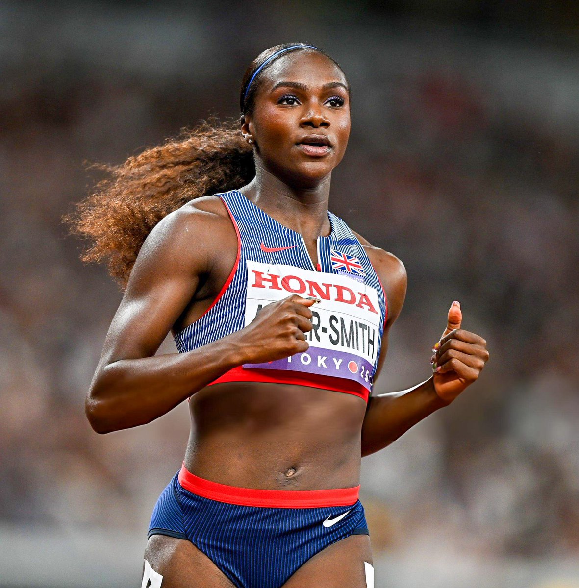 7.05s!!🔥

Dina Asher-Smith 🇬🇧 powered to a Season's Best (SB) of 7.05s to win the British women's 60m title in Birmingham!

She was well clear of Amy Hunt in 2nd in 7.15s, while Aleeya Sibbons got 3rd in 7.29s.