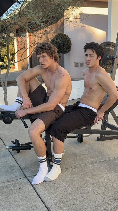 More behind the scenes of Hudson Williams and Connor Storrie for their GQ Hype photoshoot last year!

ultragloss via x