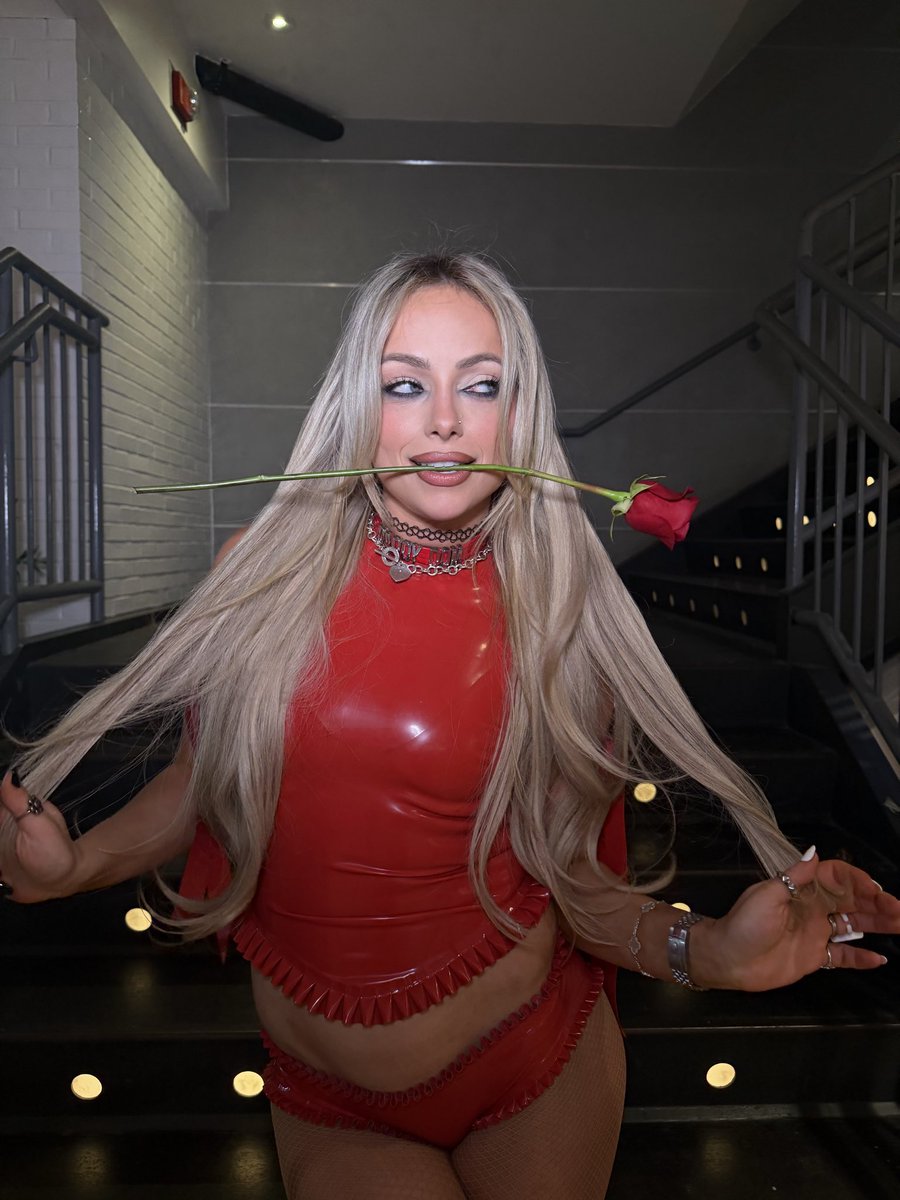 My passion's contagious . 𐦍 NOT @YaOnlyLivvOnce tweet media