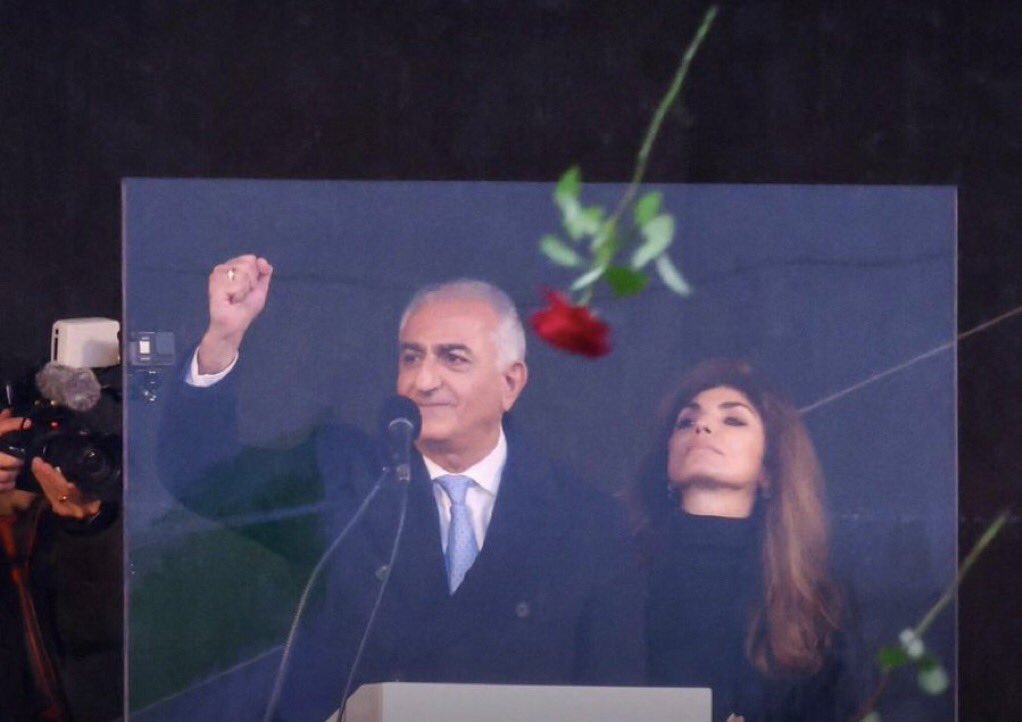 حالا نمیدونما، حسی دارم میگم، این همون عکسیه که برای سال ها برای به یاد موندن این دوران میمونه و تاریخی میشه.