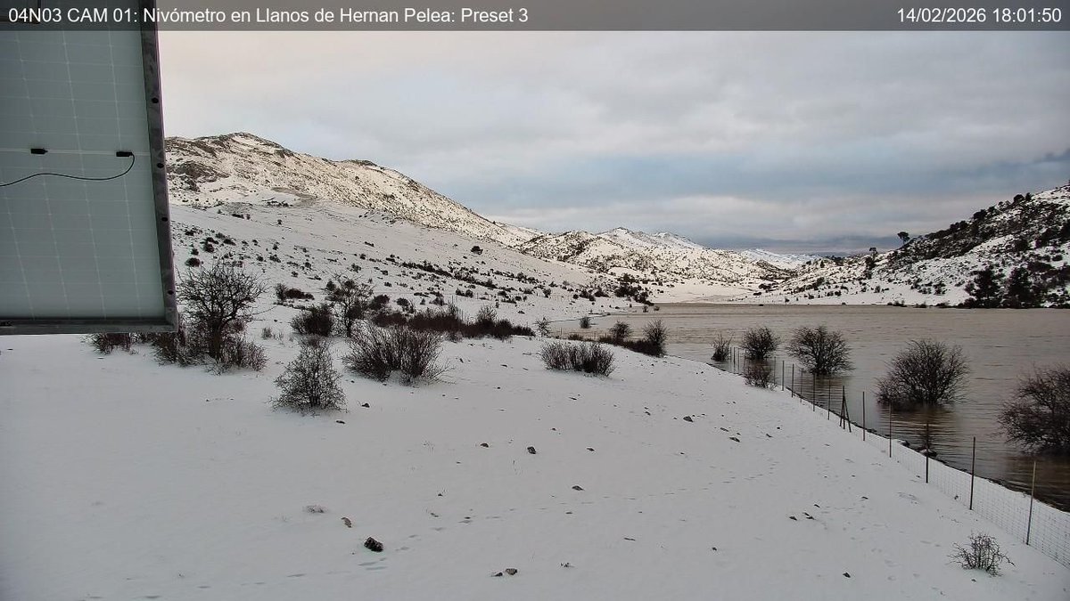 MeteoSE's tweet photo. 😍 Preciosa la imagen que nos ofrece a estas horas la webcam de los campos de Hernán Pelea. 

https://t.co/hRwo7vOktN https://t.co/THbtKhJvR4