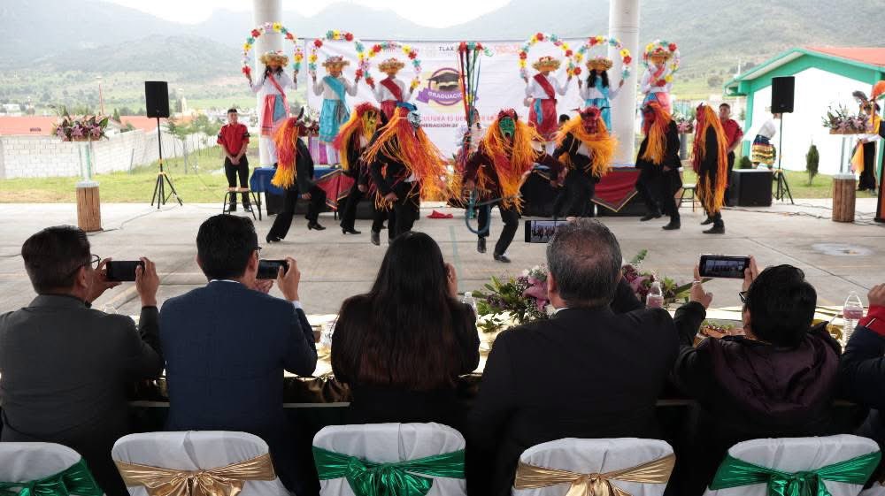 La educación es un derecho constitucional y eso implica brindar las condiciones óptimas a las escuelas y al magisterio.
#CompromisosIncumplidosDelCecyteTlax 
#ExigimosSoluciónAlMagisterio
<a href="/CecyteTlaxcala/">CECyTE Tlaxcala</a>
<a href="/GobTlaxcala/">Gobierno de Tlaxcala</a>