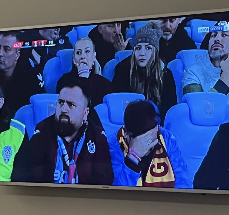 GncLftr's tweet image. Üzerinde Trabzon forması boynunda Gs atkısı. Sonra Gs’nin arka bahçesi deyince kızıyorsunuz awq