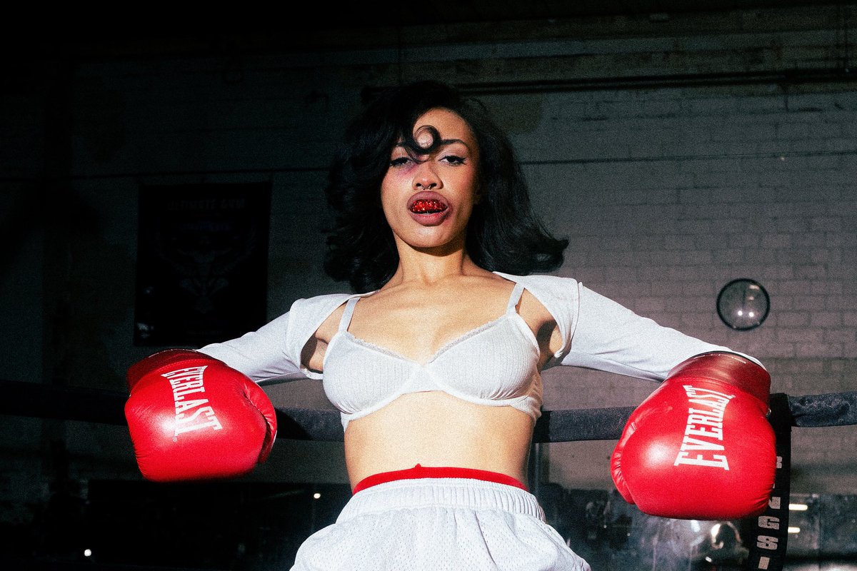 vvnus0_0's tweet photo. so i directed my first shoot… for femmebruary. fighting 4 love by vvnus https://t.co/ksutsH0xlu