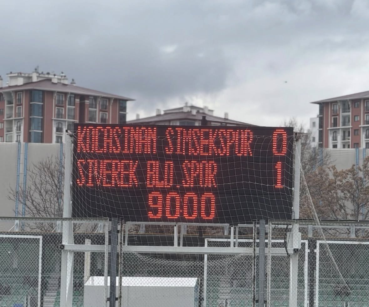 Siverek Belediyespor’un başarısının haber değeri yok mu?
Şehrimizi gururlandıran galibiyetlerin görmezden gelinmesi, puan kayıpları kadar dikkat çekicidir.

Siverek Belediyespor kazanmaya devam ediyor, görmeyenler ise görmezden gelmeye…