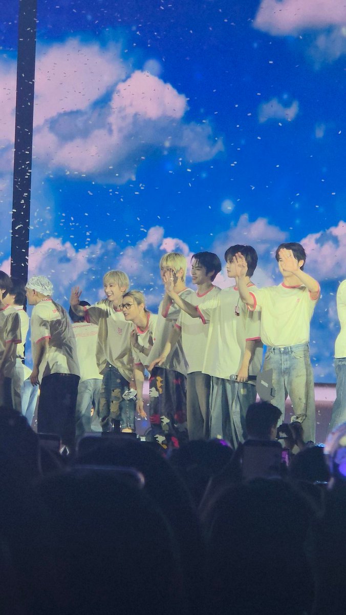 แล้วหัวทองยืนเรียงกัน 4 คน แทยง เตนล์ ยูตะ ซึงฮัน 55555555555555555555555555555