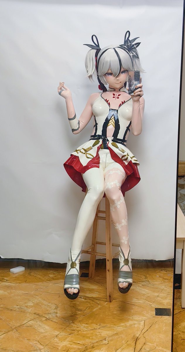 "真是欲求不满的孩子呢～"
脑中细腻的低语传来，粘稠的乳胶又开始蔓延，我的视线再度沉入黑暗，身体也逐渐被"椿"改造成乖巧的乳胶玩偶。
"喜欢吗？这可是你梦中的自己哦～"
是啊，现在的我，幸福无比，但却想要更多，想继续和"椿"合为一体…
#椿 #鳴潮  #kigurumi #latex #胶衣
原著：<a href="/firesong10/">炎歌</a>