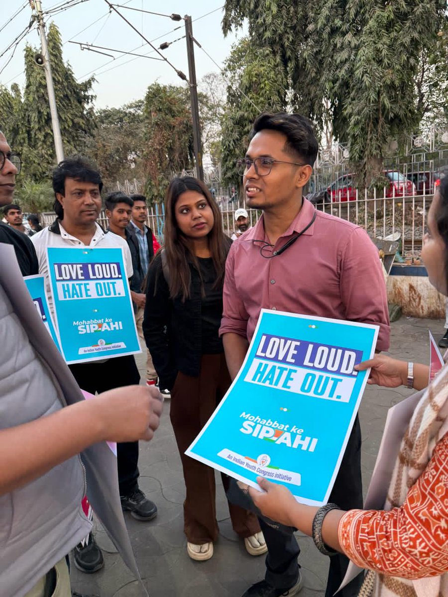 Today, West Bengal Pradesh Youth Congress members stepped out as Mohabbat ke Sipahi, spreading the message of unity, harmony, and compassion. ✊❤️

Together with love and solidarity, we move forward with hope — because kindness can change the world.

#MohabbatKeSipahi