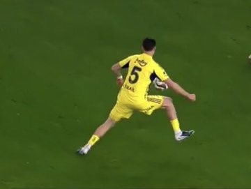 Türk Hakemlerine Göre

El Var // El Yok

Şampiyonluk gitti, şampiyonluk.

İşte böyle kirli düzene rağmen 3 sezondur şampiyon oluyoruz. 

Hakem desteğine rağmen şampiyon olamayan ise Fenerbahçe.

Bunu anlamamak için kör olmak lazım.