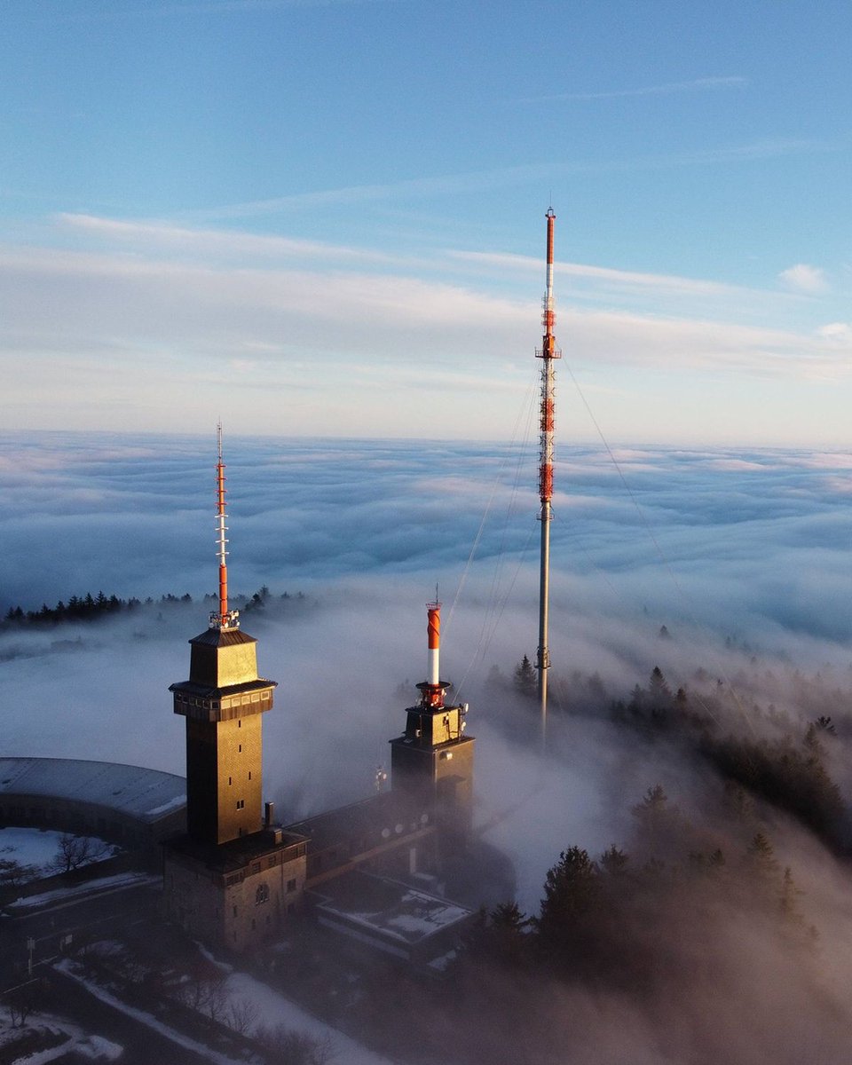 WetterOnline's tweet photo. Wow 😍 Was für ein wundervoller Sonnenaufgang auf dem Feldberg im Taunus 🌄
📷 Alexander Uffelmann
📍 Großer Feldberg, Schmitten im Taunus, 08.02.2026
#Feldberg #Taunus #Sonnenaufgang #Nebelmeer https://t.co/qeyht0kZuT