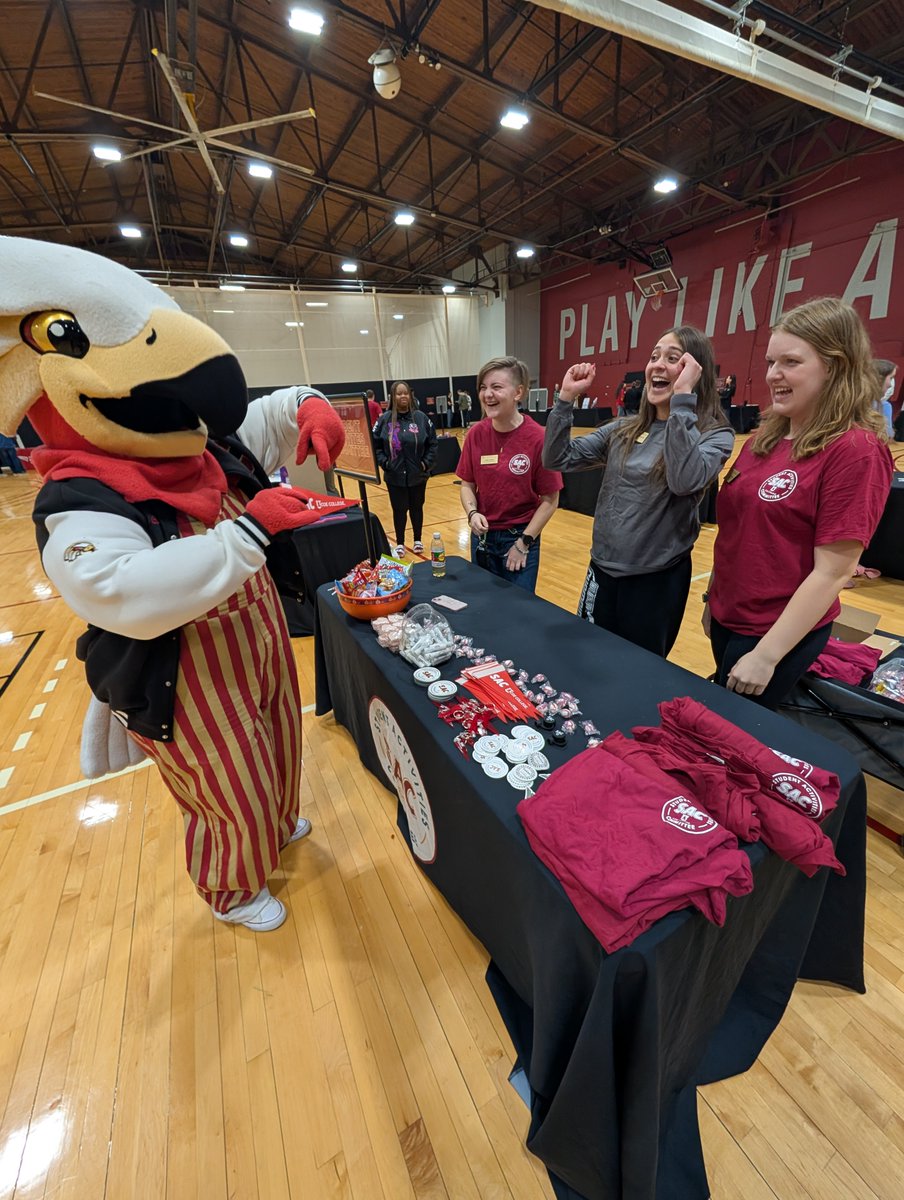 CoeCollege's tweet photo. Exploring the different ways to get involved on campus! So many clubs, amazing career support (#11 Best Careers Services in the nation!) and opportunities for Kohawks to thrive. #Go2Coe https://t.co/lYIOCZifo6