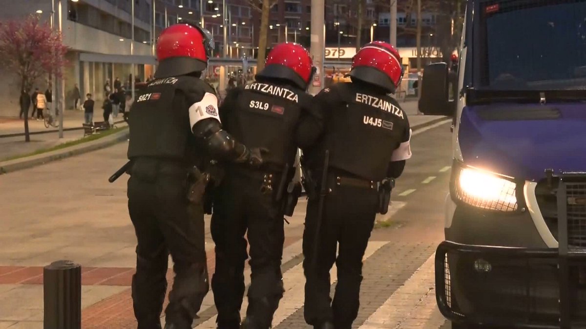 Tres ertzainas están siendo investigados por malos tratos a las personas detenidas en el desalojo del Gaztetxe de Recalde orain.eus/es/actualidad/… #orain #orainnoticias