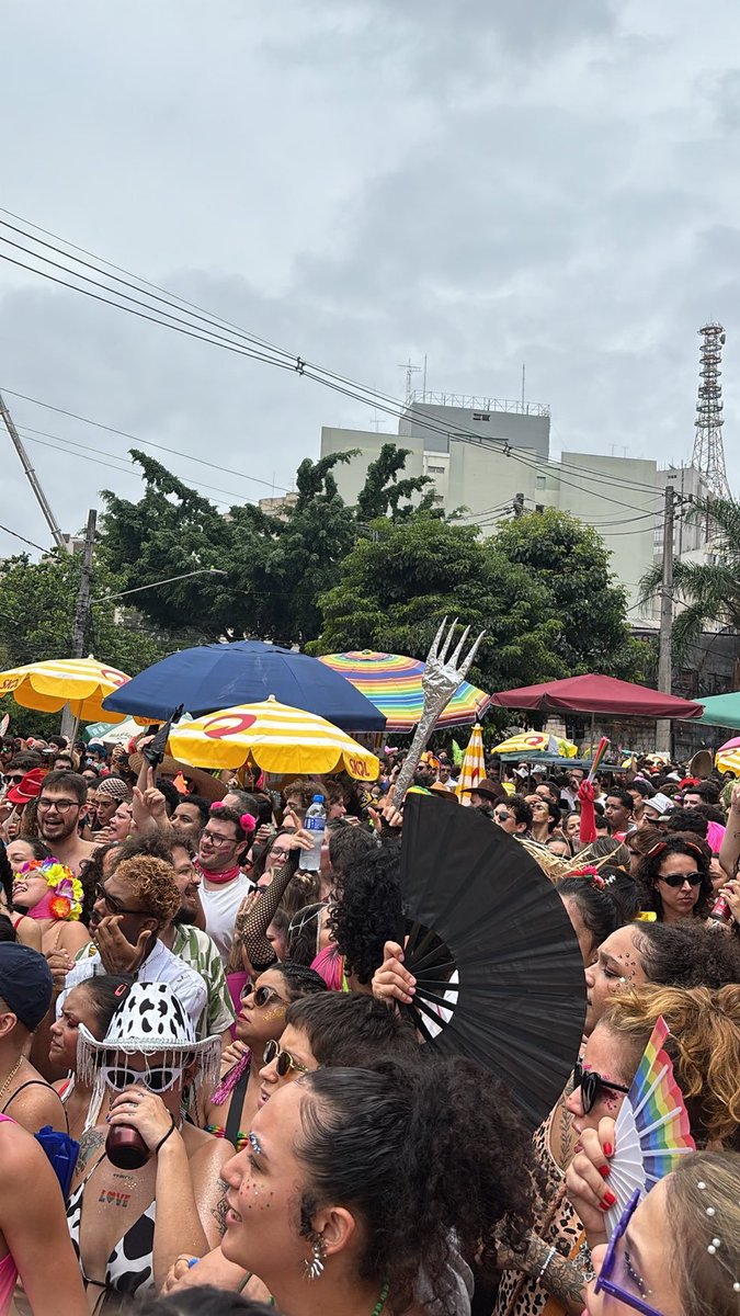 centralreality's tweet photo. SOCORRO, O GARFO DA TIA MILENA NO CARNAVAL 🗣️ https://t.co/DKzKGYsKFS