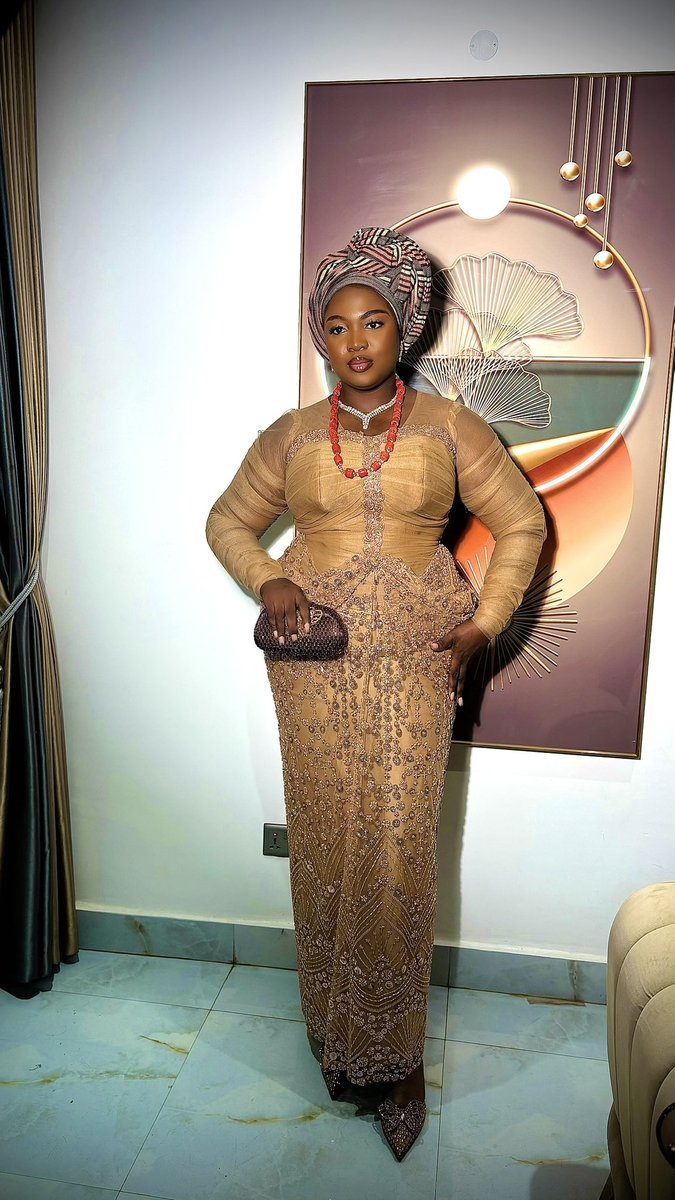 AdigunEniola8's tweet image. Show me a finer Groom sister!!