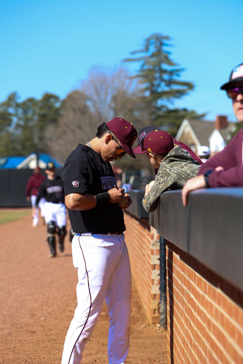 WinthropBSB's tweet photo. how could you not be romantic about baseball? ⚾️♥️

#BigSouthBSB | #ROCKtheHILL https://t.co/ApLXLiA0C7