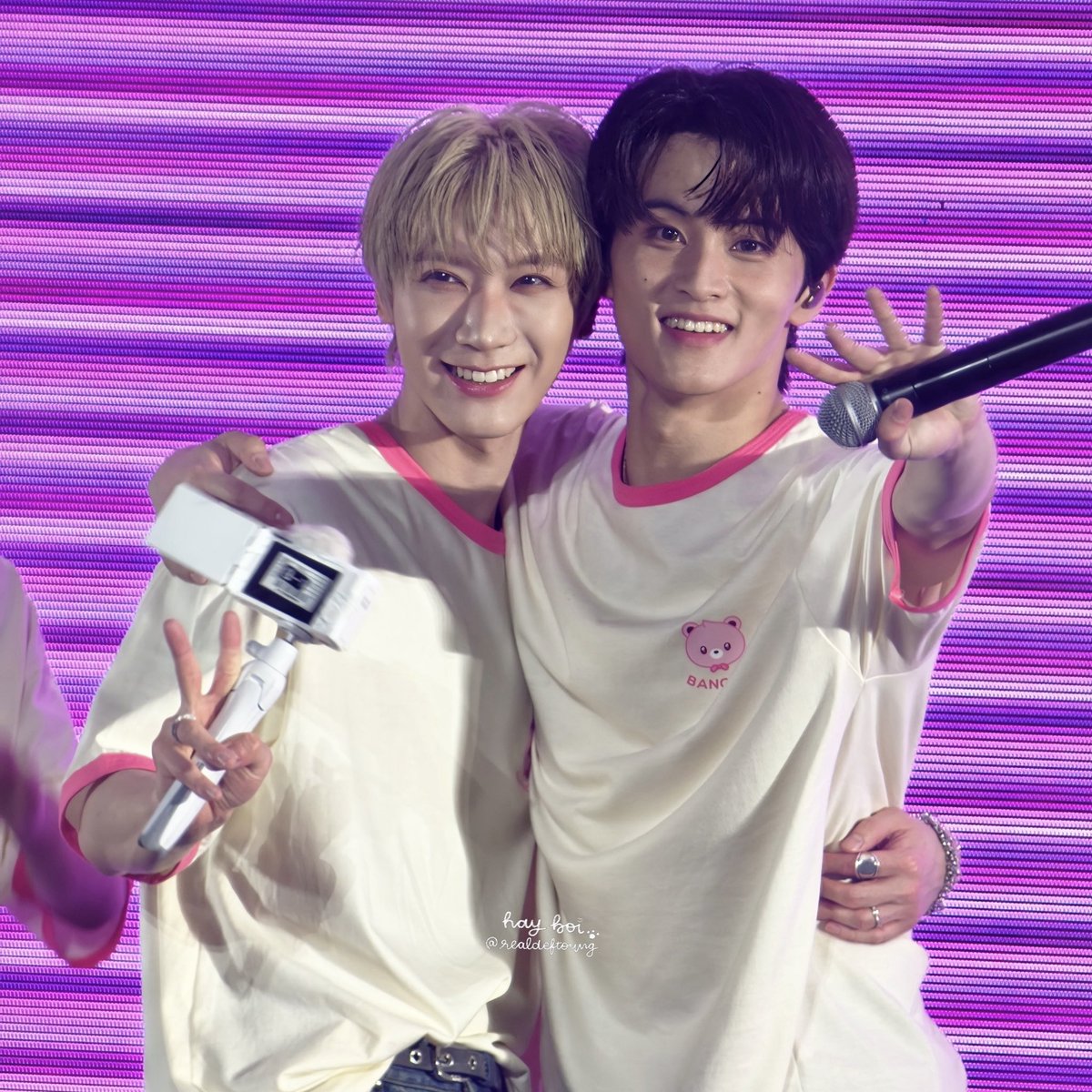 คนมากมายแต่มาเห็นป้ายตอนเดินด้วยกันพอดีคือเมจิคโมเม้นแล้วอ่า ม้าคคว้าเรวมากส่วนเตนยังไม่โฟกัสเรยหรี่ตาฉ่ำ555555 ละภาพออกมาน่ารักสุดๆ กอดเอวหัวจุ่มๆๆ🤌🏻