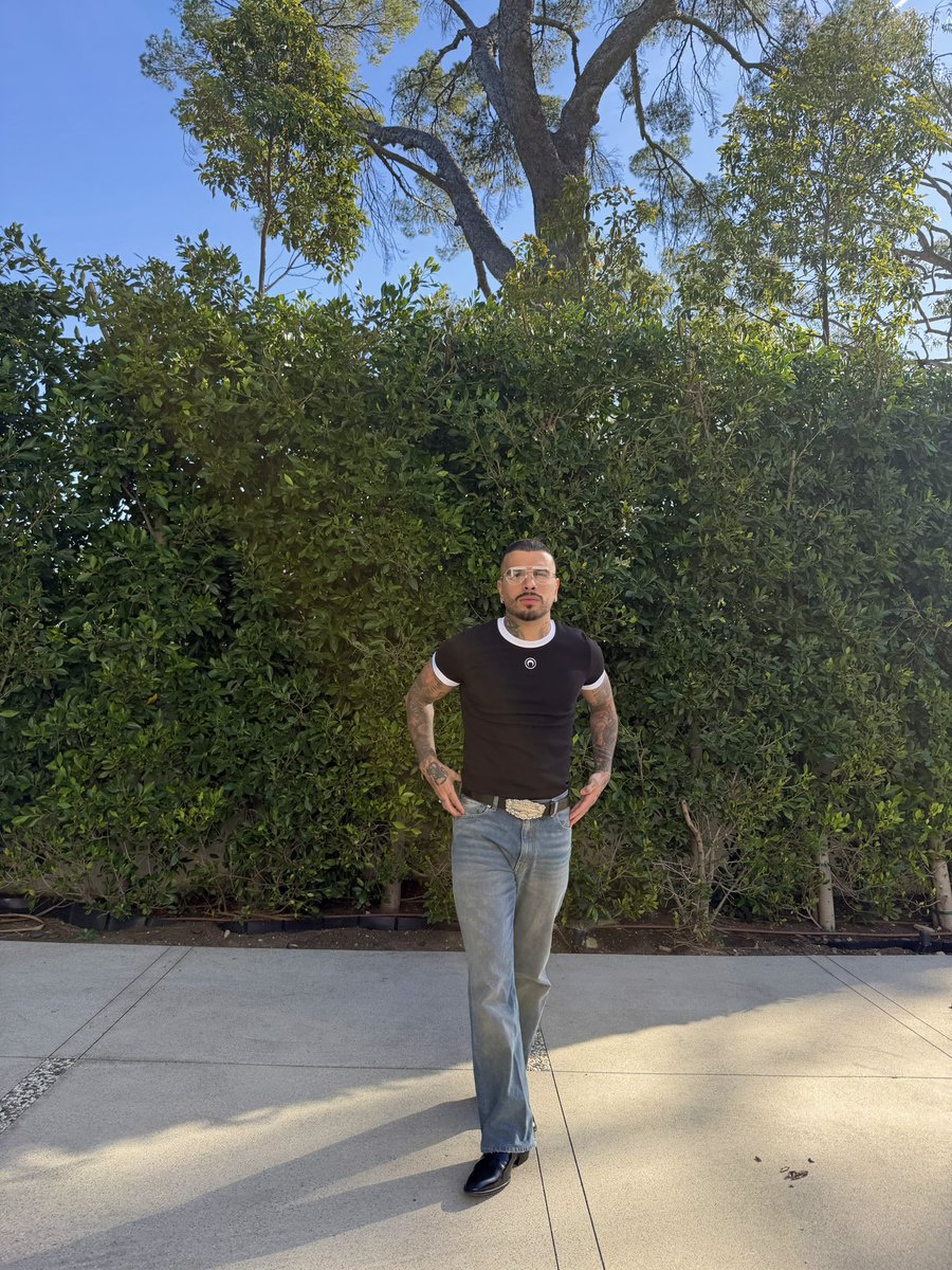 rauwalejandro's tweet image. feliz dia del amor 🤍 ❄️